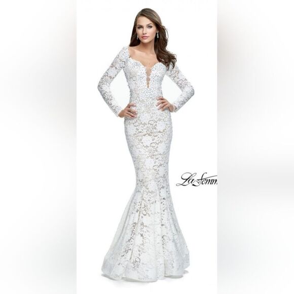 La Femme 25607 Plunge V-Neck Long Sleeve Beaded Lace Gown NWOT sz 6 White - Picture 1 of 6